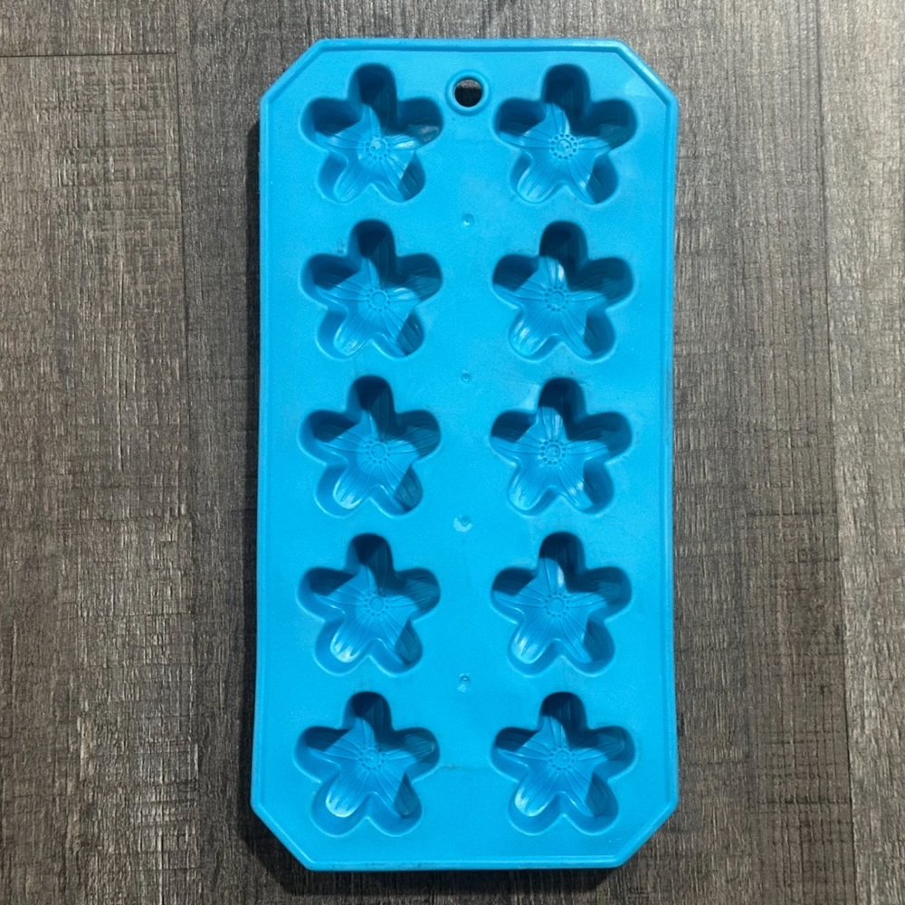 💞 Blue Flower-Shaped Silicone Ice Cube Tray